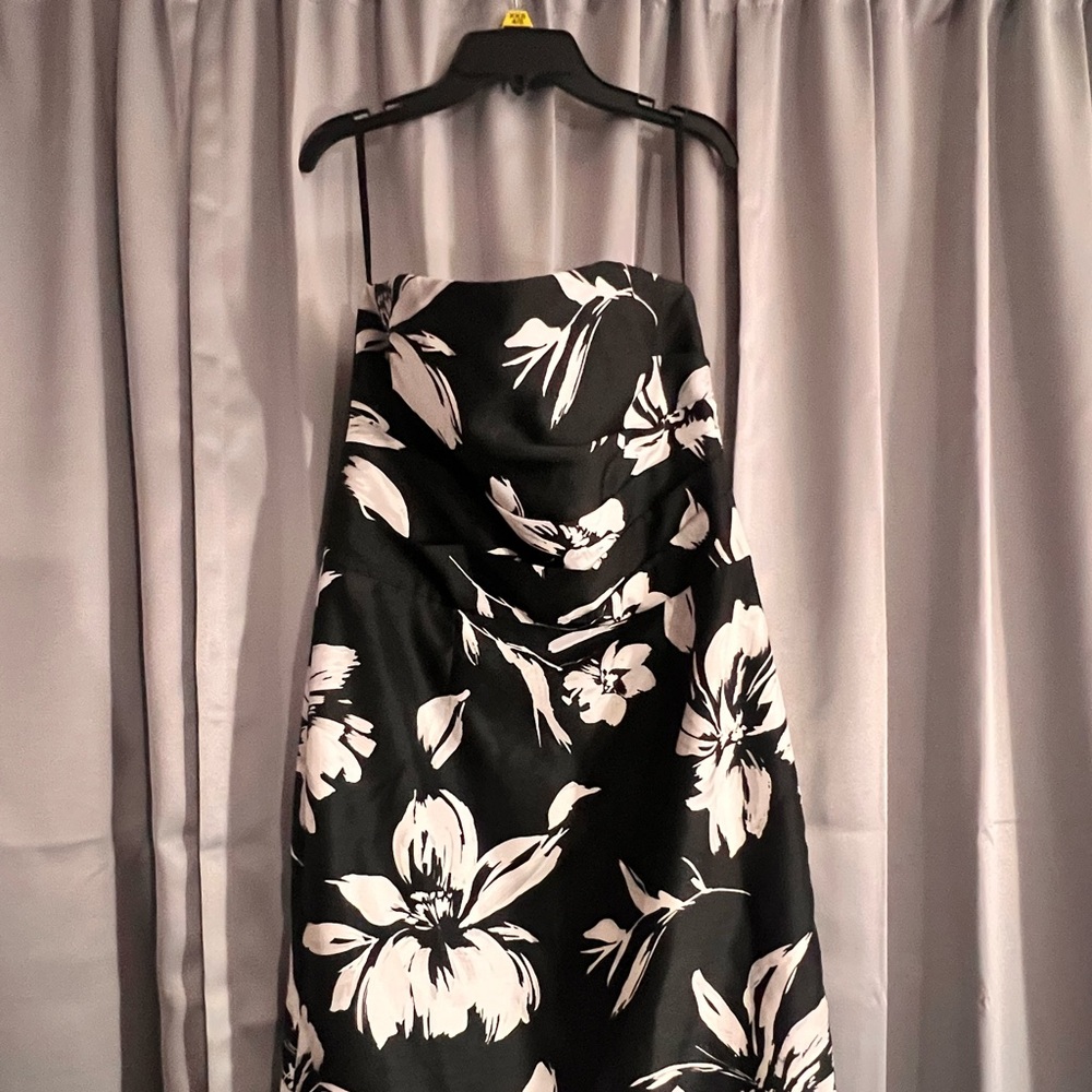 White House Black Market strapless dress. Worn 1 time.